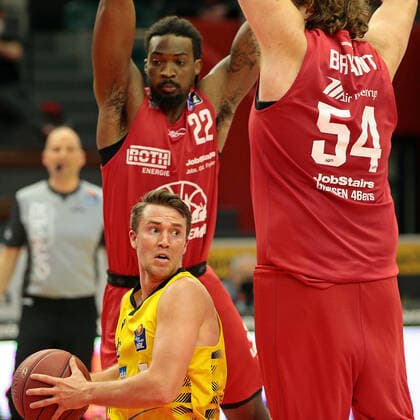 24 04 2021, xovx, Basketball BBL, JobStairs Giessen 46ers MHP RIESEN Ludwigsburg v l Jordan Hulls MHP Riesen Ludwigsburg , Chad Brown Giessen 46ers , John Bryant Giessen 46ers Giessen Sporthalle Giessen Ost Hessen Germany EN