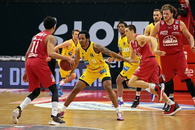 24 04 2021, xovx, Basketball BBL, JobStairs Giessen 46ers MHP RIESEN Ludwigsburg v l Diante Garrett Giessen 46ers , Jordan Hulls MHP Riesen Ludwigsburg , Barry Brown Jr MHP Riesen Ludwigsburg , Desi Rodriguez MHP Riesen Ludwigsburg , Scottie James Jr Giessen 46ers , Jonas Wohlfarth Bottermann MHP Riesen Ludwigsburg , John Bryant Giessen 46ers Giessen Sporthalle Giessen Ost Hessen Germany EN