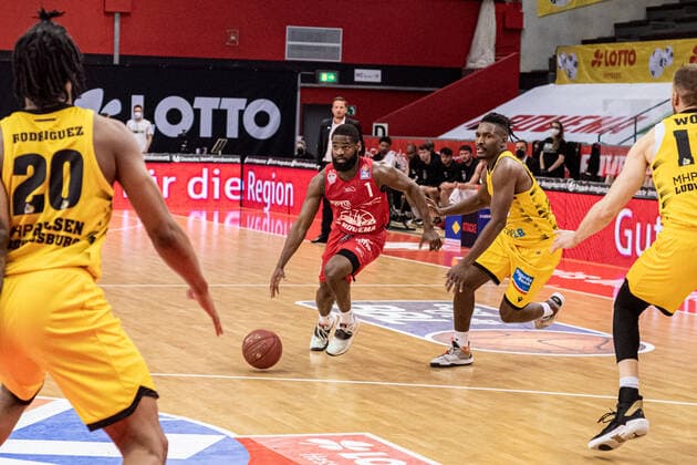 easyCredit Basketball Bundesliga JobStairs Giessen 46ers MHP RIESEN Ludwigsburg, 24 04 21 Jonathan Stark 1 Giessen 46ers , Jaleen Smith 3 MHP RIESEN Ludwigsburg Sporthalle Giessen Ost Giessen, 24 04 21 Copyright: xBEAUTIFULxSPORTS Roeczeyx