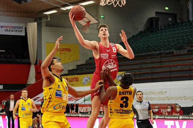 24 04 2021, xovx, Basketball BBL, JobStairs Gießen 46ers MHP RIESEN Ludwigsburg v l Oscar da Silva MHP Riesen Ludwigsburg , Alen Pjanic Gießen 46ers , Jaleen Smith MHP Riesen Ludwigsburg Gießen Sporthalle Gießen Ost Hessen Germany EN
