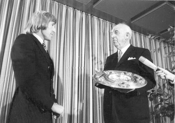 Borussia Mönchengladbach German Champion 1971 DFB President Hermann Gösmann hands over the championship trophy to Günter Netzer 06 06 1971 For journalistic purposes only Only for editorial use HM