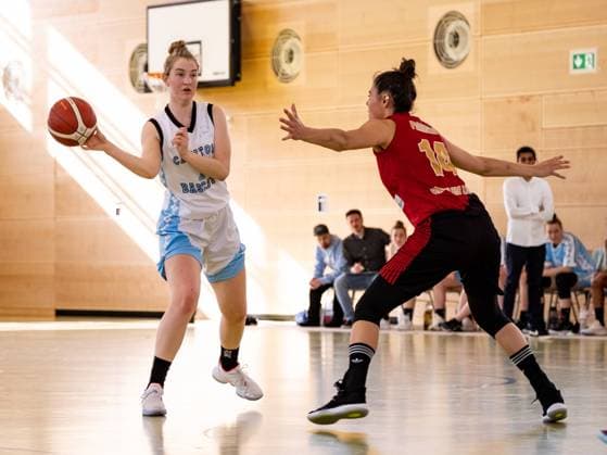 Duesseldorf, Germany, April 24th Lilly Kaprolat (7 Bascats) passes the ball during the Toyota 2. Basketball Bundesliga Nord between the Capitol Bascats Duesseldorf and RheinLand Lions at Wekita Sportarena in Duesseldorf Toyota 2. Basketball Bundesliga Nord - Capitol Bascats Duesseldo 