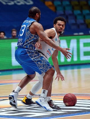 25 04 2021, xovx, Basketball BBL, Frankfurt Skyliners Mitteldeutscher Basketball Club v l Quantez Robertson Fraport Skyliners Frankfurt , Quinton Hooker Syntainics Mitteldeutscher BC Weißenfels emspor Frankfurt.