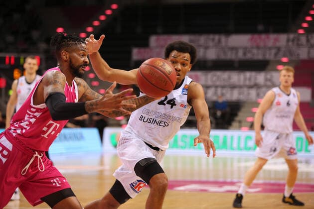 Bonn, Germany, 25 04 2021, Telekom Dome, Basketball, BBL, Telekom Baskets Bonn vs Niners Chemnitz Alex Hamilton Bonn and George King Chemnitz