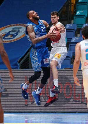 25 04 2021, xovx, Basketball BBL, Frankfurt Skyliners Mitteldeutscher Basketball Club v l Kamari Murphy Fraport Skyliners Frankfurt , Nemanja Nadjfji Syntainics Mitteldeutscher BC Weißenfels emspor Frankfurt.