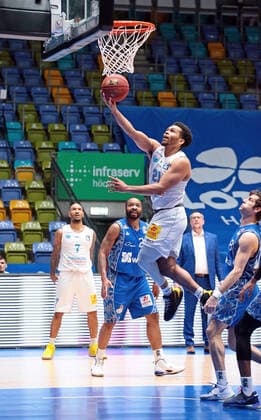 25 04 2021, xovx, Basketball BBL, Frankfurt Skyliners Mitteldeutscher Basketball Club v l Sergio Kerusch Syntainics Mitteldeutscher BC Weißenfels , Quantez Robertson Fraport Skyliners Frankfurt , Quinton Hooker Syntainics Mitteldeutscher BC Weißenfels , Joe Rahon Fraport Skyliners Frankfurt , emspor Frankfurt
