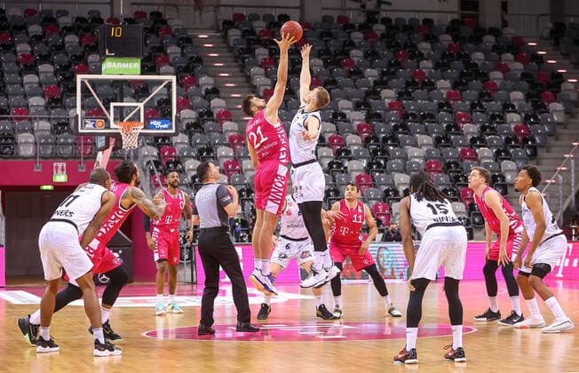 Leon Kratzer TB Bonn 21 at kick-off, Telekom Baskets Bonn vs Niners Chemnitz, Basketball, 1 Easy Credit Bundesliga, 30 Spieltag, 25 04 2021, Telekom Baskets Bonn vs Niners Chemnitz, Basketball, 1 Easy Credit Bundesliga, 30 Spieltag, 25 04 2021, Photo EIBNER Joerg Niebergall Bonn Copyright: xJoergxNiebergall Eibner-Pressefox EP_JNL