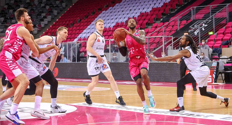 Alex Hamilton TB Bonn and Luis Figge Niners Chemnitz 6 , Telekom Baskets Bonn vs Niners Chemnitz, Basketball, 1 Easy Credit Bundesliga, 30 Spieltag, 25 04 2021, Telekom Baskets Bonn vs Niners Chemnitz, Basketball, 1 Easy Credit Bundesliga, 30 Spieltag, 25 04 2021, Photo EIBNER Joerg Niebergall Bonn Copyright: xJoergxNiebergall Eibner-Pressefox EP_JNL