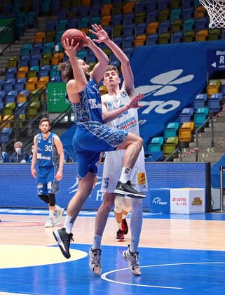 25 04 2021, xovx, Basketball BBL, Frankfurt Skyliners Mitteldeutscher Basketball Club v l Marco Völler Fraport Skyliners Frankfurt , Philipp Hartwich Syntainics Mitteldeutscher BC Weißenfels emspor Frankfurt