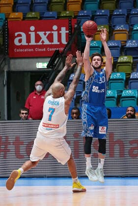 25 04 2021, xovx, Basketball BBL, Frankfurt Skyliners Mitteldeutscher Basketball Club v l Sergio Kerusch Syntainics Mitteldeutscher BC Weißenfels , Rasheed Moore Fraport Skyliners Frankfurt emspor Frankfurt.