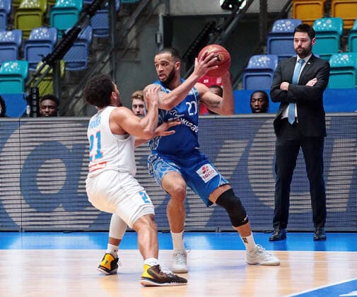 25 04 2021, xovx, Basketball BBL, Frankfurt Skyliners Mitteldeutscher Basketball Club v l Quinton Hooker Syntainics Mitteldeutscher BC Weißenfels , Rasheed Moore Fraport Skyliners Frankfurt emspor Frankfurt.