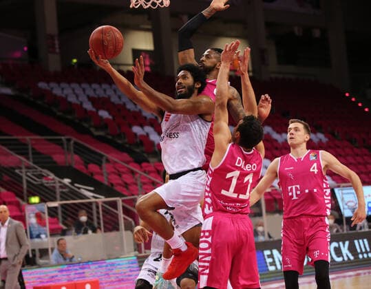 Bonn, Germany, 25 04 2021, Telekom Dome, Basketball, BBL, Telekom Baskets Bonn vs Niners Chemnitz Terrell Harris Chemnitz and Anthony DiLeo Bonn