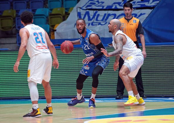 25 04 2021, xovx, Basketball BBL, Frankfurt Skyliners Mitteldeutscher Basketball Club v l Quinton Hooker Syntainics Mitteldeutscher BC Weißenfels , Kamari Murphy Fraport Skyliners Frankfurt , Sergio Kerusch Syntainics Mitteldeutscher BC Weißenfels emspor Frankfurt.