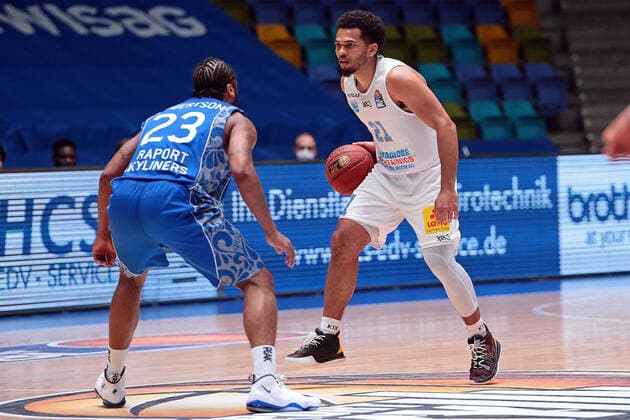 25 04 2021, xovx, Basketball BBL, Frankfurt Skyliners Mitteldeutscher Basketball Club v l Quantez Robertson Fraport Skyliners Frankfurt , Quinton Hooker Syntainics Mitteldeutscher BC Weißenfels emspor Frankfurt.