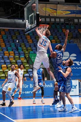 25 04 2021, xovx, Basketball BBL, Frankfurt Skyliners Mitteldeutscher Basketball Club v l Quinton Hooker Syntainics Mitteldeutscher BC Weißenfels , Deron Washington Syntainics Mitteldeutscher BC Weißenfels , Philipp Hartwich Syntainics Mitteldeutscher BC Weißenfels , Kamari Murphy Fraport Skyliners Frankfurt , Quantez Robertson Fraport Skyliners Frankfurt , Joe Rahon Fraport Skyliners Frankfurt emspor Frankfurt