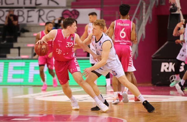Bonn, Germany, 25 04 2021, Telekom Dome, Basketball, BBL, Telekom Baskets Bonn vs Niners Chemnitz Simonas Likosius Bonn and Luis Figge Chemnitz