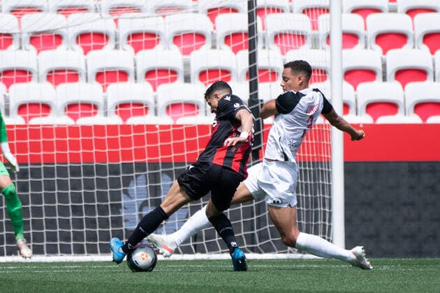 Youcef Atal (OGC Nice) - Daniel Congre (Montpellier FC) FOOTBALL : OGC Nice vs Montpellier - Ligue 1 Uber Eats - Nice - 25 04 2021 NorbertScanella PanoramiC 