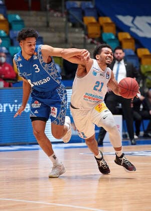 25 04 2021, xovx, Basketball BBL, Frankfurt Skyliners Mitteldeutscher Basketball Club v l Maximilian Begue Fraport Skyliners Frankfurt , Quinton Hooker Syntainics Mitteldeutscher BC Weißenfels emspor Frankfurt.