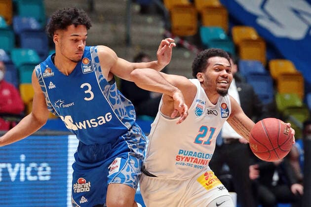 25 04 2021, xovx, Basketball BBL, Frankfurt Skyliners Mitteldeutscher Basketball Club v l Maximilian Begue Fraport Skyliners Frankfurt , Quinton Hooker Syntainics Mitteldeutscher BC Weißenfels emspor Frankfurt.