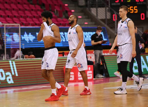 Bonn, Germany, 25 04 2021, Telekom Dome, Basketball, BBL, Telekom Baskets Bonn vs Niners Chemnitz Terrell Harris Chemnitz , Virgil Matthews Chemnitz and Jonas Richter Chemnitz