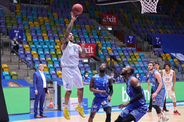 Fraport Skyliners Mitteldeutscher BC, easyCredit BBL Sergio Kerusch Mitteldeutscher BC, 7 against Matt Mobley Fraport Skyliners, 1 and Kamari Murphy Fraport Skyliners, 21 Basketball match of the easyCredit BBL between Fraport Skyliners and Mitteldeutscher BC on 25 April 2021 at Fraport Arena in Frankfurt am Main , Frankfurt am Main Hesse Germany Fraport Arena