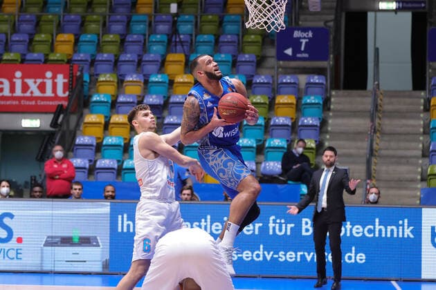 Fraport Skyliners Mitteldeutscher BC, easyCredit BBL Rasheed Moore Fraport Skyliners, 20 rises high to the basket Behind him Marko Krstanovic Mitteldeutscher BC, 6 Basketball match of the easyCredit BBL between Fraport Skyliners and Mitteldeutscher BC on 25 April 2021 at Fraport Arena in Frankfurt am Main , Frankfurt am Main Hesse Germany Fraport Arena