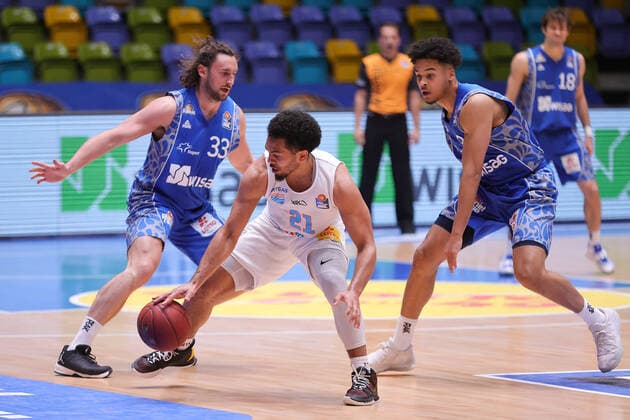 Fraport Skyliners Mitteldeutscher BC, easyCredit BBL Quinton Hooker Mitteldeutscher BC, 21 against Marco Voeller Fraport Skyliners, 33 and Maximilian Begue Fraport Skyliners, 3 Basketball match of the easyCredit BBL between Fraport Skyliners and Mitteldeutscher BC on 25 April 2021 at Fraport Arena in Frankfurt am Main , Frankfurt am Main Hesse Germany Fraport Arena