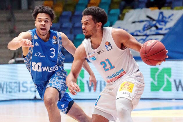 25 04 2021, xovx, Basketball BBL, Frankfurt Skyliners Mitteldeutscher Basketball Club v l Maximilian Begue Fraport Skyliners Frankfurt , Quinton Hooker Syntainics Mitteldeutscher BC Weißenfels emspor Frankfurt.