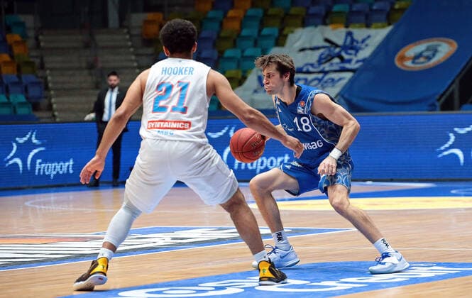 25 04 2021, xovx, Basketball BBL, Frankfurt Skyliners Mitteldeutscher Basketball Club v l Quinton Hooker Syntainics Mitteldeutscher BC Weißenfels , Joe Rahon Fraport Skyliners Frankfurt emspor Frankfurt.