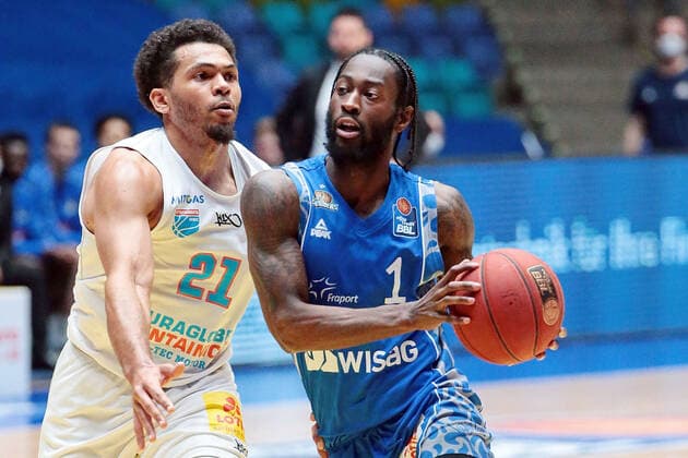 25 04 2021, xovx, Basketball BBL, Frankfurt Skyliners Mitteldeutscher Basketball Club v l Quinton Hooker Syntainics Mitteldeutscher BC Weißenfels , Matt Mobley Fraport Skyliners Frankfurt emspor Frankfurt.
