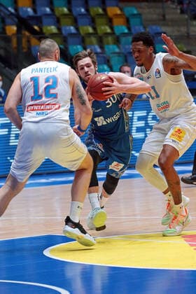 25 04 2021, xovx, Basketball BBL, Frankfurt Skyliners Mitteldeutscher Basketball Club v l Djordje Pantelic Syntainics Mitteldeutscher BC Weißenfels , Jon Axel Gudmundsson Fraport Skyliners Frankfurt , Kyndahl Hill Syntainics Mitteldeutscher BC Weißenfels emspor Frankfurt