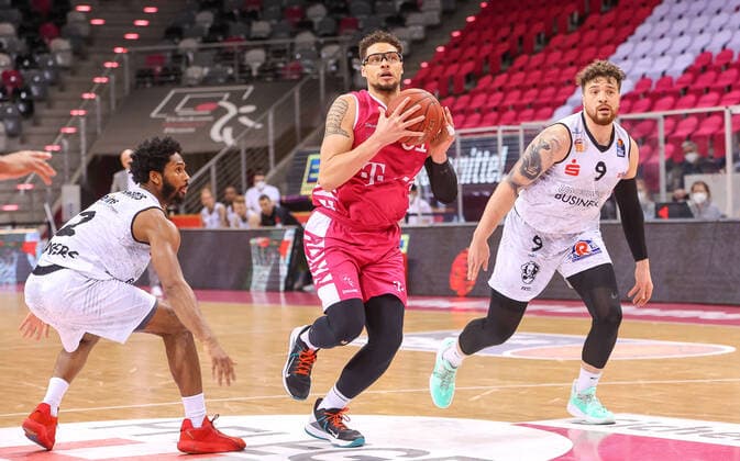 Isaiah Philmore TB Bonn 31 and Dominique Johnson Niners Chemnitz 9 ,, Telekom Baskets Bonn vs Niners Chemnitz, Basketball, 1 Easy Credit Bundesliga, 30 Spieltag, 25 04 2021, Telekom Baskets Bonn vs Niners Chemnitz, Basketball, 1 Easy Credit Bundesliga, 30 Spieltag, 25 04 2021, Photo EIBNER Joerg Niebergall Bonn Copyright: xJoergxNiebergall Eibner-Pressefox EP_JNL