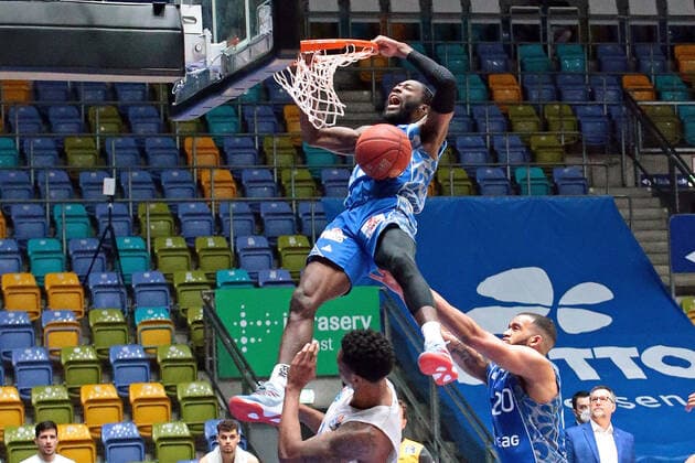 25 04 2021, xovx, Basketball BBL, Frankfurt Skyliners Mitteldeutscher Basketball Club v l Kyndahl Hill Syntainics Mitteldeutscher BC Weißenfels , Matt Mobley Fraport Skyliners Frankfurt , Rasheed Moore Fraport Skyliners Frankfurt emspor Frankfurt