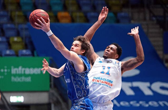 25 04 2021, xovx, Basketball BBL, Frankfurt Skyliners Mitteldeutscher Basketball Club v l Joe Rahon Fraport Skyliners Frankfurt , Kyndahl Hill Syntainics Mitteldeutscher BC Weißenfels emspor Frankfurt.