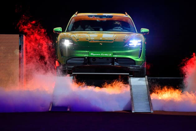 Oliver Blume Chairman of the Executive Board, Dr Ing h c F Porsche AG drives winning car Porsche Taycan Turbo S Cross Turismo onto Centre Court Final Tennis Ladies Porsche Cup Porsche Tennis Grand Prix GP Stuttgart 2021 Porsche Arena 25 04 2021 Porsche Tennis Grand Prix Stuttgart 2021