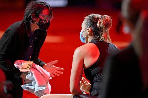 Aryna Sabalenka BLR in conversation Discussion withPhysiotherapist must be treated for injury Final Tennis Women Porsche Cup Porsche Tennis Grand Prix GP Stuttgart 2021 Porsche Arena 25 04 2021 Porsche Tennis Grand Prix Stuttgart 2021