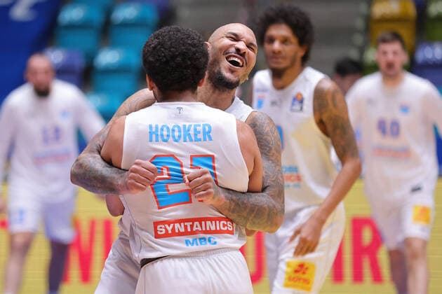 Fraport Skyliners Mitteldeutscher BC, easyCredit BBL Sergio Kerusch Mitteldeutscher BC, 7 and Quinton Hooker Mitteldeutscher BC, 21 cheer after the end of the game Basketball match of the easyCredit BBL between Fraport Skyliners and Mitteldeutscher BC on 25 April 2021 at Fraport Arena in Frankfurt am Main , Frankfurt am Main Hesse Germany Fraport Arena