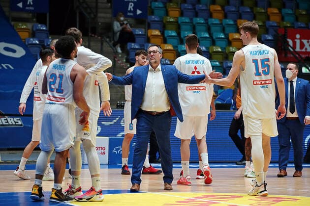 25 04 2021, xovx, Basketball BBL, Frankfurt Skyliners Mitteldeutscher Basketball Club The players of Syntainics Mitteldeutscher BC and Head Coach Silvano Poropat Syntainics Mitteldeutscher BC Weissenfels celebrate the 81 76 victory in Frankfurt emspor Frankfurt.