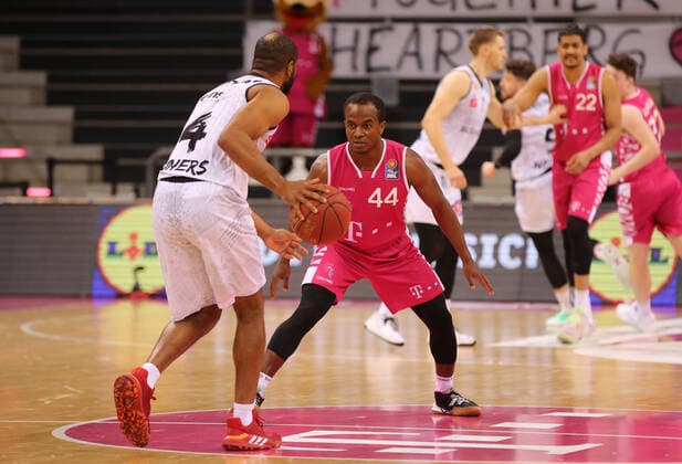 Bonn, Germany, 25 04 2021, Telekom Dome, basketball, BBL, Telekom Baskets Bonn vs Niners Chemnitz Virgil Matthews Chemnitz and Jeremy Lewis Bonn