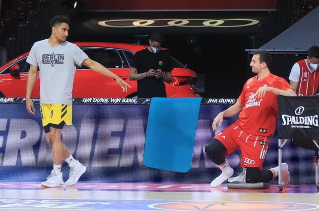 25 04 2021, BBL , FC Bayern Basketball vs Alba Berlin, Audi Dome Muenchen , in picture Maodo Lo Alba Berlin and ex colleague Paul Zipser FCB Basketball