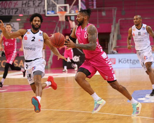 Bonn, Germany, 25 04 2021, Telekom Dome, Basketball, BBL, Telekom Baskets Bonn vs Niners Chemnitz Terrell Harris Chemnitz and Alex Hamilton Bonn