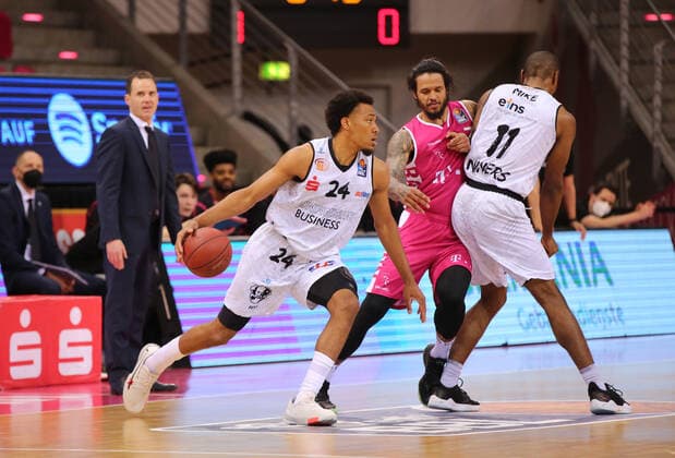 Bonn, Germany, 25 04 2021, Telekom Dome, Basketball, BBL, Telekom Baskets Bonn vs Niners Chemnitz George King Chemnitz , Chris Babb Bonn and Isiaha Mike Chemnitz