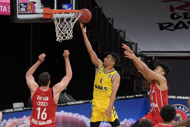 Basket by Maodo Lo Alba Berlin 0 against Paul Zipser FC Bayern Basketball 16 ,FC Bayern Basketball Alba Berlin, Basketball, Basketball Bundesliga, 25 04 2021 Muenchen Bayern Germany Copyright: xkolbert-press BurghardxSchreyerx