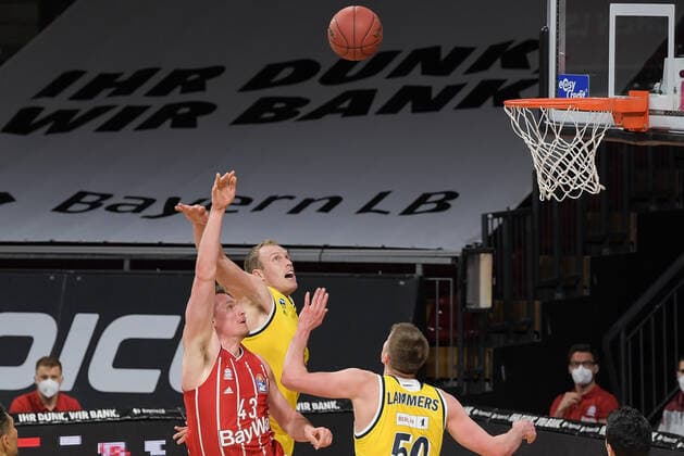 Basket by Leon Radosevic FC Bayern Basketball 43 , Luke Sikma Alba Berlin 43 comes too late,FC Bayern Basketball Alba Berlin, Basketball, Basketball Bundesliga, 25 04 2021 Muenchen Bayern Germany Copyright: xkolbert-press BurghardxSchreyerx