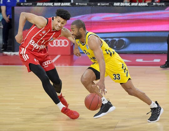 25 04 2021, xemx, Basketball BBL Bundesliga, FC Bayern Muenchen Basketball Alba Berlin emspor, v l Jason George FC Bayern Basketball , Jayson Granger Alba Berlin Zweikampf, Duel, fight, tackle Muenchen