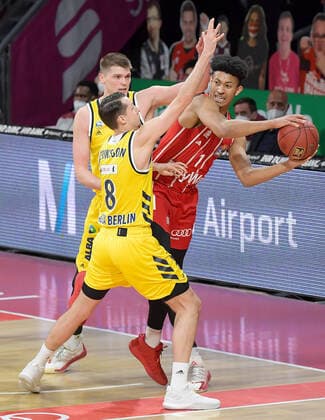 25 04 2021, xemx, Basketball BBL Bundesliga, FC Bayern Muenchen Basketball Alba Berlin emspor, v l Marcus Eriksson Alba Berlin , Jason George FC Bayern Basketball duel, duel, fight, tackle Muenchen