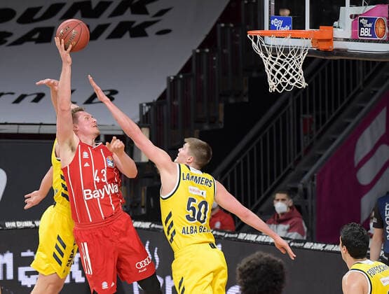 25 04 2021, xemx, Basketball BBL Bundesliga, FC Bayern Muenchen Basketball Alba Berlin emspor, v l Luke Sikma Alba Berlin , Leon Radosevic FC Bayern Basketball , Ben Lammers Alba Berlin duel, duel, fight, tackle Muenchen