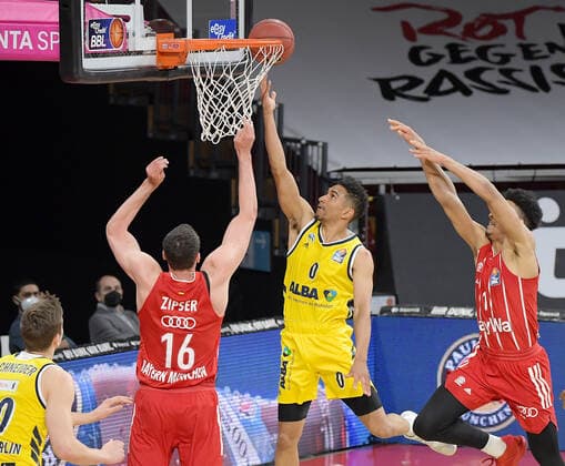 25 04 2021, xemx, Basketball BBL Bundesliga, FC Bayern Muenchen Basketball Alba Berlin emspor, v l Paul Zipser FC Bayern Basketball , Maodo Lo Alba Berlin with Korbleger Muenchen
