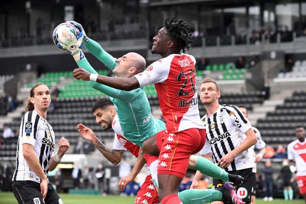 20 AXEL DISASI (MONA) - 01 PAUL BERNARDONI (SCO) - PLONGEON - ARRET - PARADE FOOTBALL : Angers vs Monaco - Ligue 1 Uber Eats - 25 04 2021 AnthonyBIBARD FEP Panoramic 