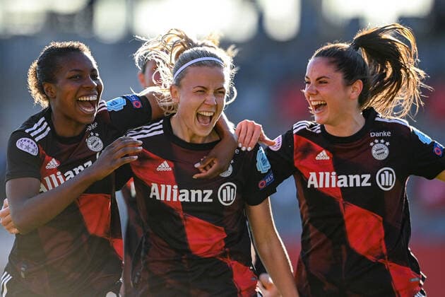 Bilder des Jahres 2021, Sport 04 April Sport Themen der Woche KW16 Sport Bilder des Tages v.li.: Lineth Beerensteyn (FC Bayern München, FCB, 6) Hanna Glas (FC Bayern München, FCB, 5) Sarah Zadrazil (FC Bayern München, FCB, 25) mit Torjubel, Jubel, Torjubel, Torerfolg, celebrate the goal, goal, celebration, Jubel ueber das Tor zum 2:1 durch Hanna Glas (FC Bayern München, FCB, 5) , optimistisch, Action, Aktion, 25.04.2021, München (Deutschland), Fussball, UEFA Women s Champions League, FC Bayern München - Chelsea FC, DFB DFL REGULATIONS PROHIBIT ANY USE OF PHOTOGRAPHS AS IMAGE SEQUENCES AND OR QUASI-VIDEO. *** f l Lineth Beerensteyn FC Bayern München, FCB, 6 Hanna Glas FC Bayern München, FCB, 5 Sarah Zadrazil FC Bayern München, FCB, 25 with goal celebration, jubilation, goal celebration, celebrate the goal, goal, celebration, jubilation about the goal to 2 1 by Hanna Glas FC Bayern München, FCB, 5 , optimistic, action, action, 25 04 2021, Munich Germany , football, UEFA Women s Champions League, FC Bayern Munich Chelsea FC, DFB DFL REGULATES PROHIBIT ANY USE OF PHOTOGRAPHS AS IMAGE SEQUENCES AND OR QUASI VIDEO xslx